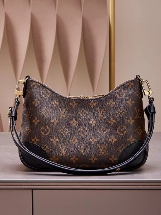 LOUIS VUITTON. Handbags - 🍷LV Boulogne Bag with gold chain and black leather strap